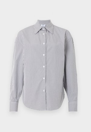 Pika varrukaga nööpidega särk, millel on väike must-valge ruuduline muster, terav krae ja nööpidega mansetid.