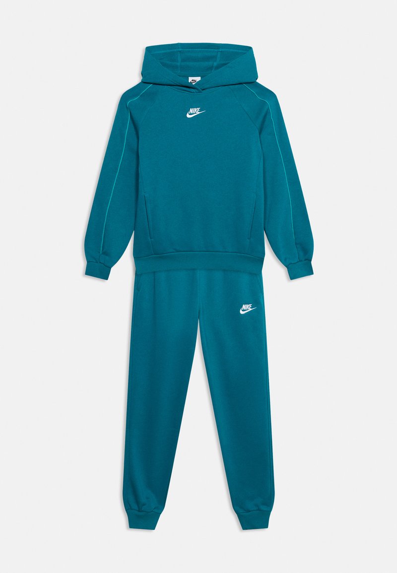 Ensemble sweat à capuche et pantalon de survêtement Nike bleu sarcelle avec logos blancs, doté de poches avant et de poignets côtelés aux manches et aux jambes.