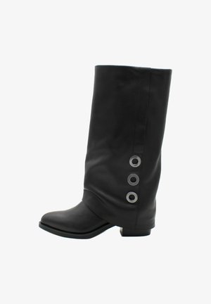 Czarne skórzane wysokie botki z luźnym fasonem, okrągłym noskiem i trzema metalowymi oczkami po boku, blisko szwu.