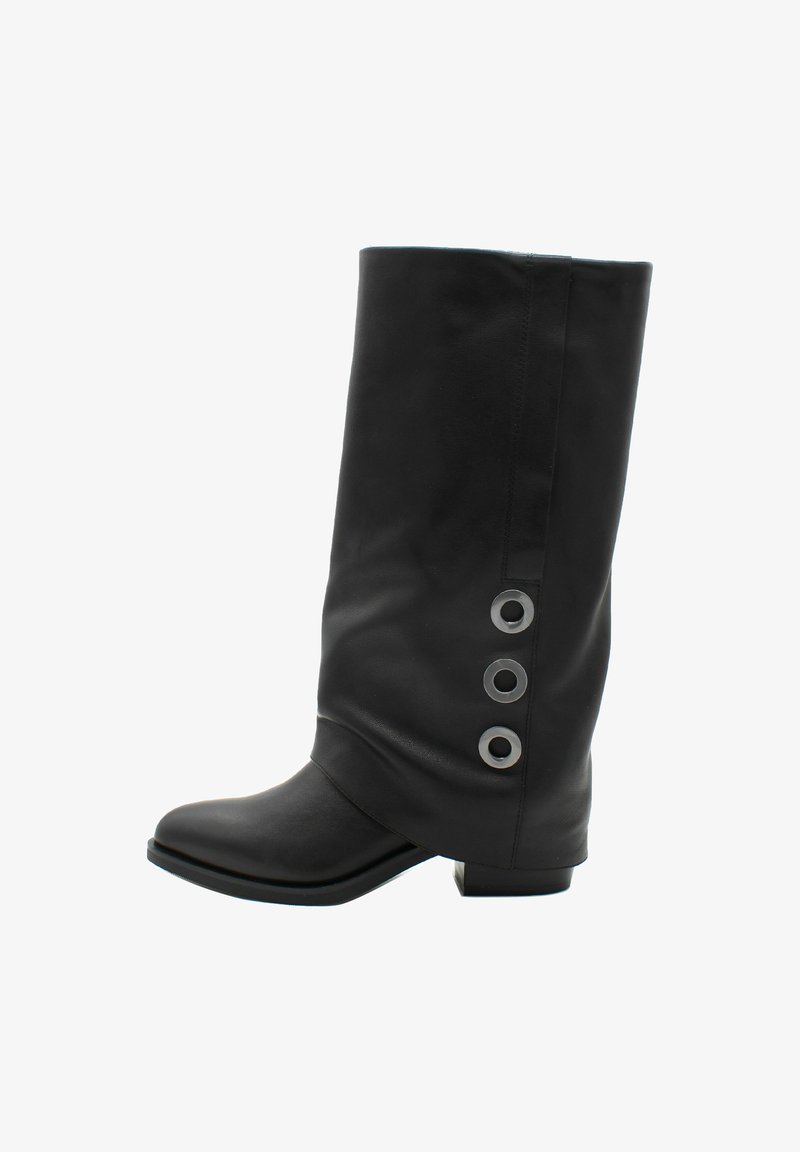 Czarne skórzane wysokie botki z luźnym fasonem, okrągłym noskiem i trzema metalowymi oczkami po boku, blisko szwu.