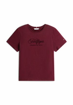 Bordeauxfarbener Baumwoll-T-Shirt mit kurzen Ärmeln, das auf der Vorderseite einen schwarzen grafischen Text "Hilfiger Columbus Ave. N.Y.C." trägt. Runder Halsausschnitt.