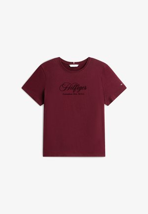 Bordowa bawełniana koszulka z krótkim rękawem, z czarnym nadrukiem tekstu "Hilfiger Columbus Ave. N.Y.C." z przodu. Okrągły dekolt.