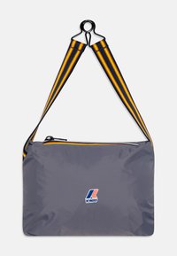 Borsa a spalla grigia in nylon con chiusura a zip, dotata di un logo e di una tracolla multicolore a strisce. Texture liscia con dettagli minimi.