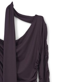 Top viola con design off-shoulder, caratterizzato da tessuto drappeggiato, arricciature testurizzate sul lato e una lunga cintura che aggiunge dettaglio.