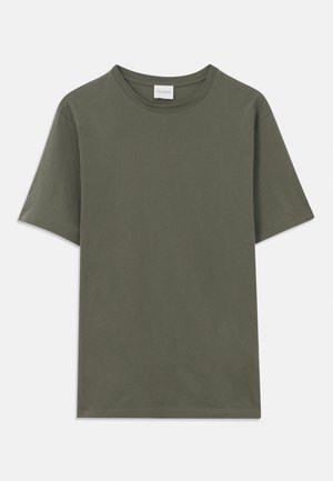 T-shirt à manches courtes de couleur olive foncé uni avec une petite étiquette blanche de marque à l'arrière du col.