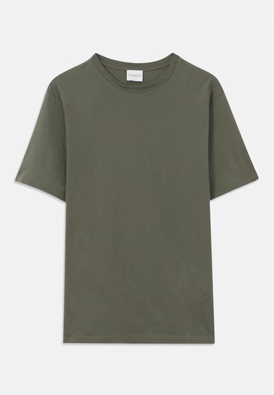 Tricou scurt cu mânecă, de culoare verde oliv închis, cu guler rotund, având o etichetă mică albă a brandului în partea din spate a gulerului.
