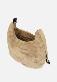 Sac à bandoulière en fausse fourrure beige avec une forme arrondie, doublure en tissu beige, fermeture à glissière et bandoulière réglable. L'intérieur comprend une poche.