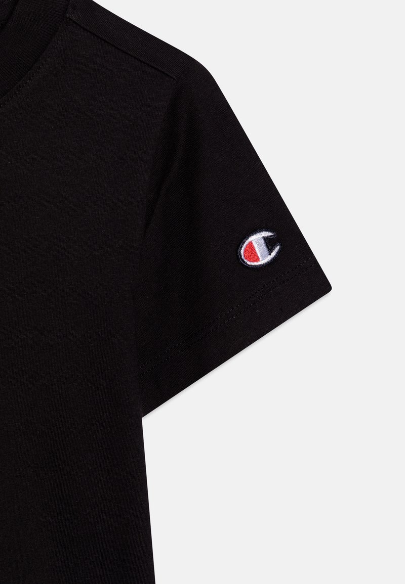 T-shirt nera in cotone con scollo rotondo e maniche corte, con logo ricamato sulla manica sinistra in rosso, bianco e blu.