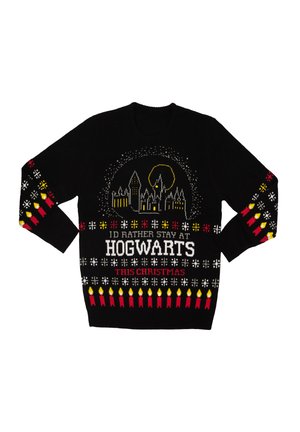 Uomo e donna sorridenti che indossano maglioni di Natale neri con il castello di Hogwarts e candele, testo che recita "I'd rather stay at Hogwarts this Christmas."