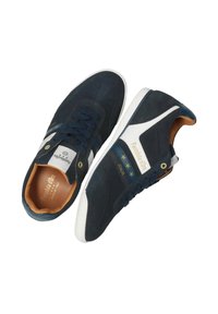 Sneakers in camoscio blu con dettagli bianchi e suola strutturata. Presentano il marchio dorato e strisce blu con stelle sul lato.
