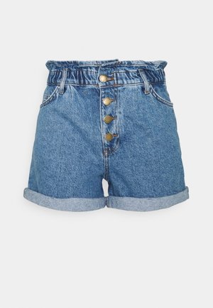 Blauwe denim shorts met hoge taille, opgerolde zomen, vier metalen knopen en twee voorzakken tegen een witte achtergrond.