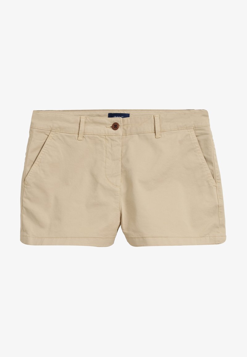 Shorts décontractés beiges pour femmes avec passants de ceinture, fermeture à boutons à l'avant et poches latérales, présentés sur un fond blanc uni.