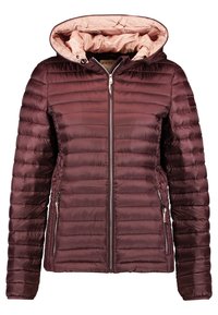 Bordeauxrode donzen jas met een roze gevoerde capuchon, ritssluiting en zijzakken. Heeft horizontale doorgestikte secties en een gladde textuur.