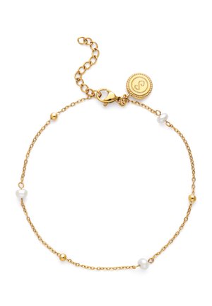 Delicada pulsera de cadena de oro con pequeñas cuentas doradas y perlas blancas alternadas, un cierre de langosta y un charm redondo de oro con símbolo grabado.