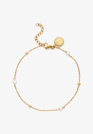 Delicada pulsera de cadena de oro con pequeñas cuentas doradas y perlas blancas alternadas, un cierre de langosta y un charm redondo de oro con símbolo grabado.