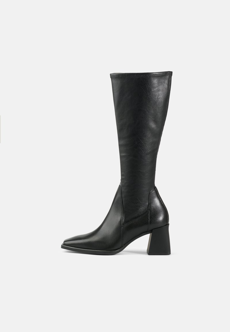 Botte noire en cuir montant jusqu'au genou avec un bout pointu et un talon carré. Texture lisse avec un design épuré et des détails de couture minimalistes.