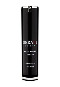 Czarna cylindryczna butelka z błyszczącą srebrną nakrętką, z wyraźnym białym napisem "BERANI HOMME SERUM PRZECIWSTARZENIOWE" oraz "podnoszące, ujędrniające."