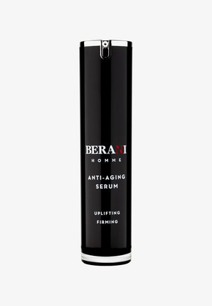 Czarna cylindryczna butelka z błyszczącą srebrną nakrętką, z wyraźnym białym napisem "BERANI HOMME SERUM PRZECIWSTARZENIOWE" oraz "podnoszące, ujędrniające."