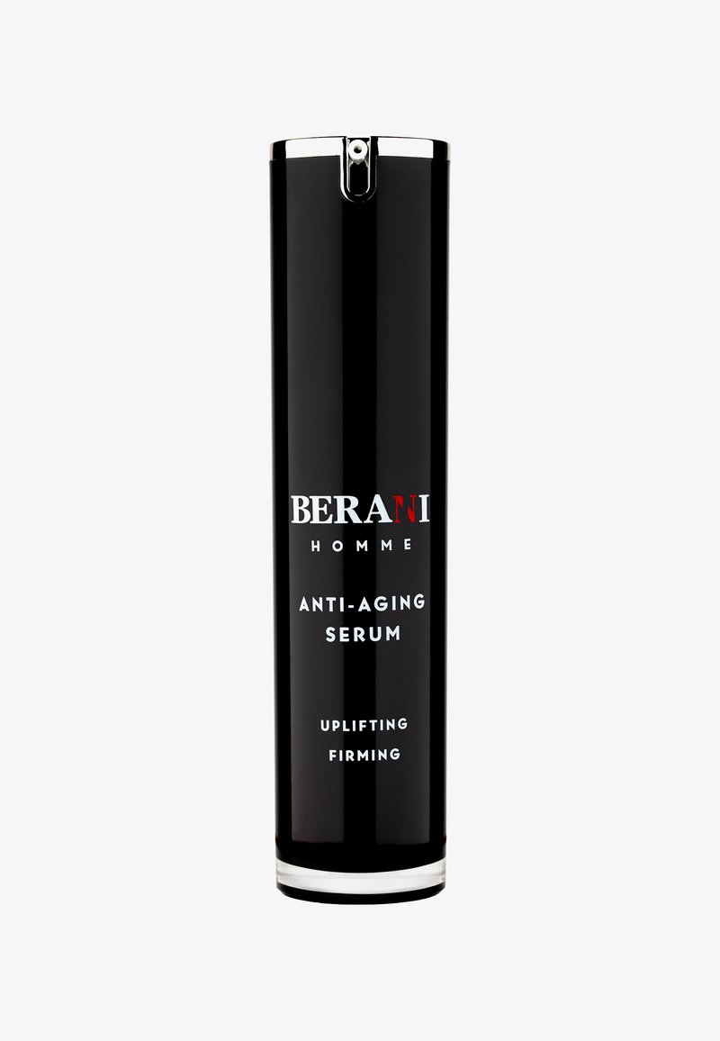 Czarna cylindryczna butelka z błyszczącą srebrną nakrętką, z wyraźnym białym napisem "BERANI HOMME SERUM PRZECIWSTARZENIOWE" oraz "podnoszące, ujędrniające."