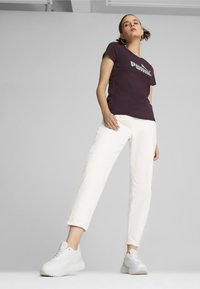 Puma LOGO TEE - Majica kratkih rukava s printom - midnight plum