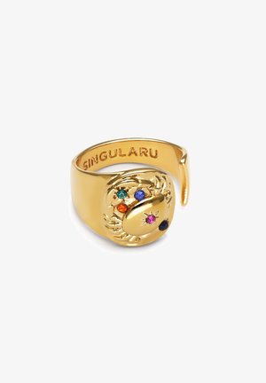 Guld ring med krabbedesign og farverige ædelstene (grøn, blå, orange, pink, sort). Indgraveret "SINGULARU" indeni.