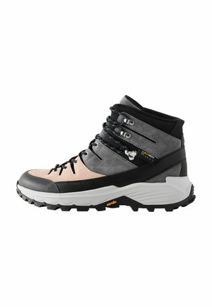 Buty trekkingowe z czarną cholewką, szarymi akcentami z zamszu, różowym przodem oraz wyraźnym systemem sznurowania; charakteryzują się grubą białą i czarną podeszwą.