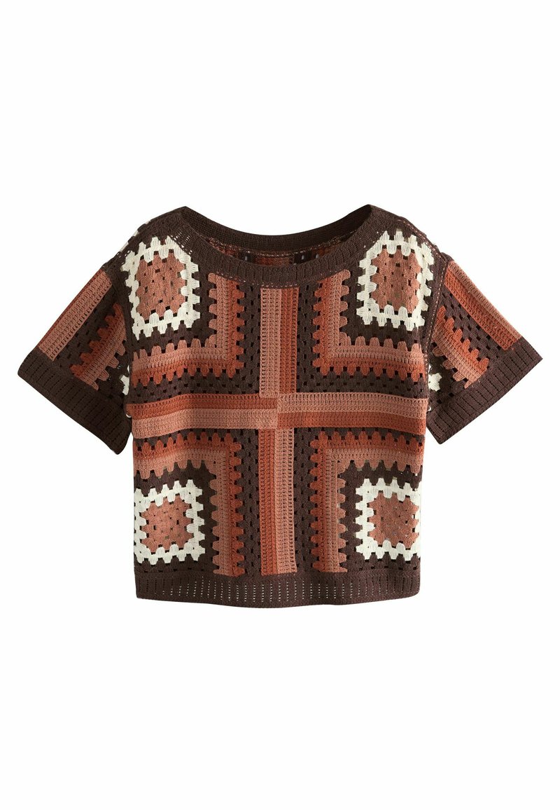 Kvačkani top s geometrijskim patchwork dizajnom u smešnim, hrđavim i kremastim bojama. Kratki rukavi i širok, ležeran kroj s velikim okruglim izrezom.