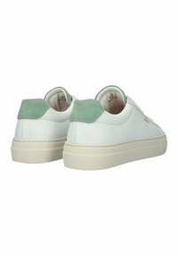 Weiße Leder-Sneaker mit grünen Wildleder-Heel-Akzenten, Gummisohle, runder Zehenform und strukturiertem Finish. Minimalistisches Design mit Schnürverschluss.