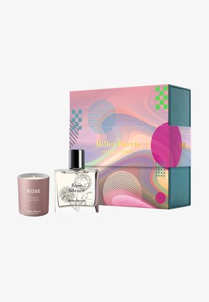 Miller Harris Geschenkset mit einer klaren Glasflasche mit "Rose Silence" Parfum, einer rosa duftenden Kerze und einer bunten, gemusterten Box.