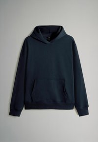 Marinblå hoodie i mjuk bomullsblandning. Har en framficka med känguru-design, ribbade muddarna och en bred, dubbel-lager huva.