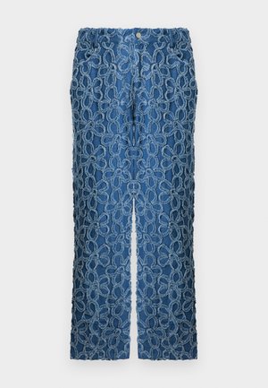 Modre kavbojke iz jeansa z vsepovsodnim vzorcem cvetlične čipke z razpokanimi robovi, z ravnimi nogavicami in z gumbom na pasu.