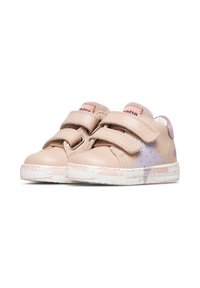Sneakers in pelle rosa chiaro con due cinturini in velcro, dettagli viola, punta rotonda, suola strutturata e perforazioni sui lati.
