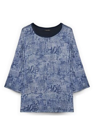 Camicia a maniche lunghe blu con ampie maniche e stampa astratta di testo e simboli blu scuro su tutta la superficie, con scollo rotondo.