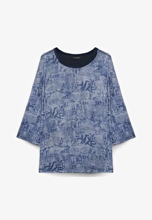 Sininen pitkähiha-paita leveillä hihoilla ja abstraktilla tummansinisellä tekstillä sekä symboliprintillä ympäri paitaa, jossa on pyöreä kaula-aukko.