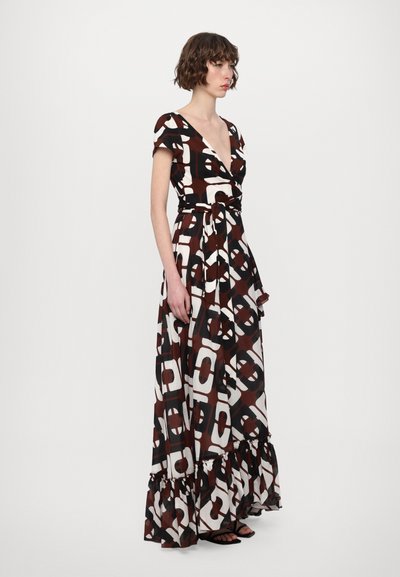Vestido largo con mangas cortas, escote en V profundo y un patrón abstracto en marrón y blanco, con un dobladillo con volantes. Fabricado en tela ligera.