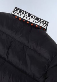 Sort pufferjakke med høj krave og et logo-bånd i hvid og orange. Quiltet design med en glat tekstur.