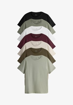 Verzameling van zeven t-shirts met korte mouwen in verschillende kleuren: zwart, olijfgroen, wit, bordeauxrood, beige, donker olijf en lichtgroen.