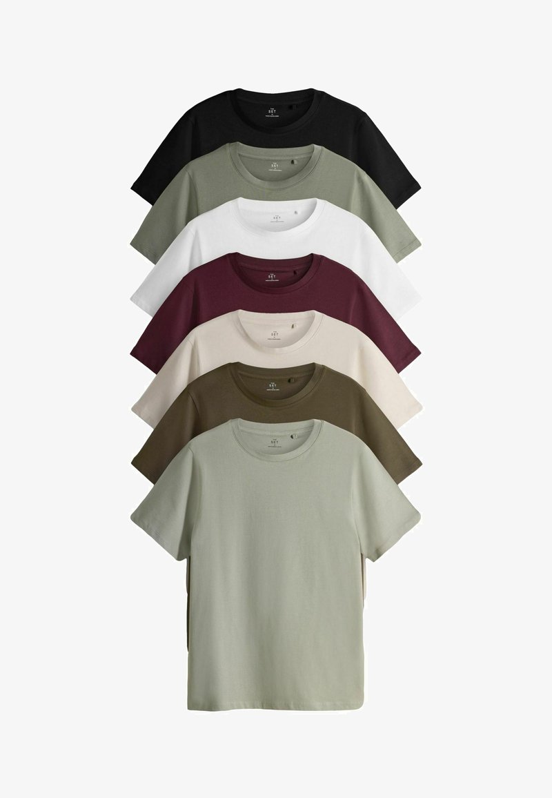 Kollektion av sju t-shirtar med kort ärm i olika färger: svart, olivgrön, vit, burgunder, beige, mörk oliv och ljusgrön.