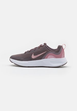 Baskets de sport féminines mauve foncé avec le logo Nike rose et des détails, semelle blanche et dessus en mesh, vues du côté extérieur.