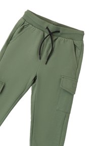 Pantalones deportivos verdes con cintura elástica, cierre con cordón, bolsillos laterales y bolsillos de estilo cargo en las piernas. Textura suave.