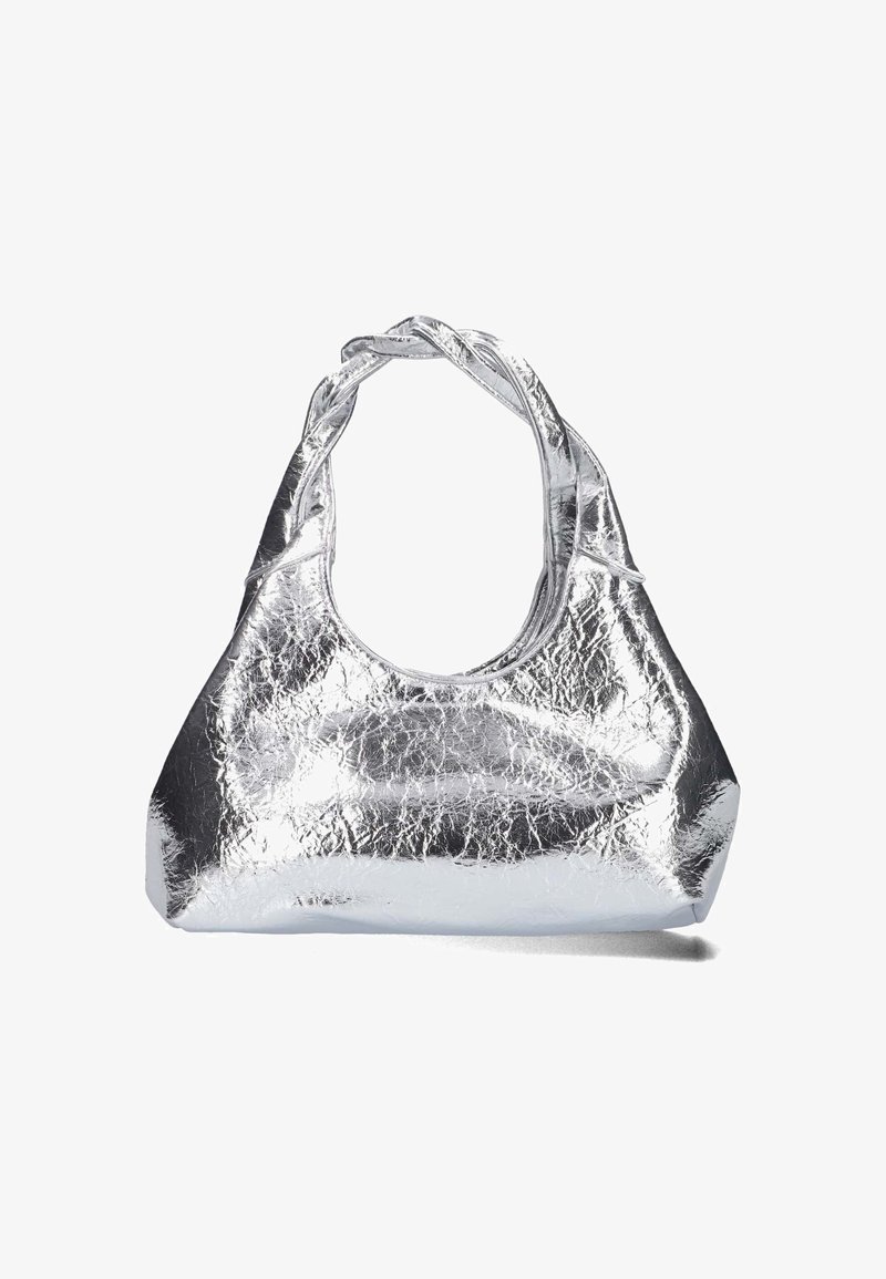 Zilverkleurig metalen handtas met een gekreukeld textuur, afgeronde bovenhandgreep en een brede, gestructureerde basis. Eenvoudig, naadloos ontwerp.