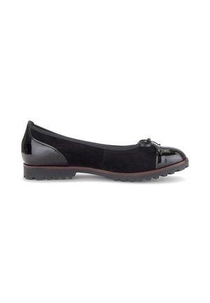 Schwarzer Damen-Ballerina mit Wildleder-Obermaterial, Lacklederkappe und -absatz, kleiner Schleife an der Schuhspitze und strukturierter Gummisohle.