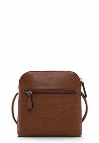 Sac bandoulière en cuir marron avec une surface texturée, fermeture éclair supérieure et une poche zippée à l'avant. Comprend une sangle unique et réglable.