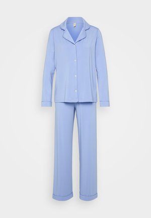 Conjunto de pijama azul claro feito de tecido suave; inclui uma camisa com botões, colarinho e mangas longas, combinando com calças longas iguais.