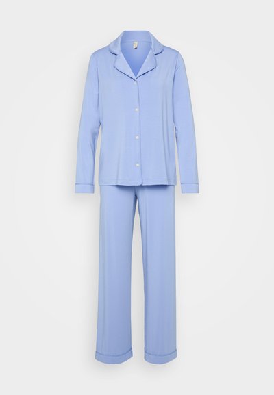 Conjunto de pijama azul claro feito de tecido suave; inclui uma camisa com botões, colarinho e mangas longas, combinando com calças longas iguais.