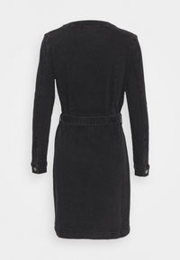 Robe en denim noir avec une coupe ajustée, des manches longues, un col et une ceinture assortie. Présente des poignets boutonnés et une texture lisse.
