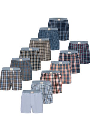 Tien paar katoenen boxershorts voor heren in diverse geruite en gestreepte patronen met elastische taillebanden, gerangschikt in een trapvorm.