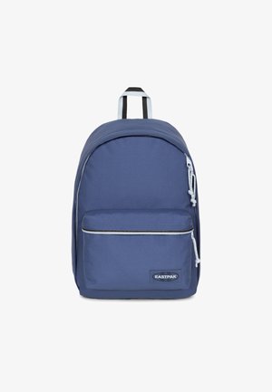 Laavinsininen reppu, jossa on sileä pinta, etupuolella vetoketjullinen tasku, valkoisia yksityiskohtia ja kestävä kahva. Alareunassa on brändäys.