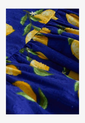 Kék szövet citrom- és zöld levélmintával. Gyűrt textúrájú, így dimenziót ad a megjelenésnek. Puha és könnyű anyag.