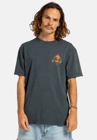 Dunkelgraues Baumwoll-T-Shirt mit Rundhalsausschnitt und kurzen Ärmeln, das ein farbenfrohes grafisches Design auf der linken Brustseite zeigt.